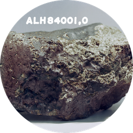 Marsovsk&yacute; meteorit ALH 84001, nalezen&yacute; v roce 1984 v Antarktidě. V roce 1996 v něm vědci objevili struktury, kter&eacute; považovali za možn&eacute; stopy d&aacute;vn&eacute;ho mikrobi&aacute;ln&iacute;ho života na Marsu. Jejich biologick&yacute; původ v&scaron;ak nebyl potvrzen.