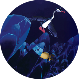 Kormor&aacute;n Tokio let&iacute;c&iacute; nad modr&yacute;mi krystaly a mořsk&aacute; vydra Sedna vykoukuj&iacute;c&iacute; z &uacute;krytu. Ilustrace ze sf&eacute;rick&eacute;ho filmu H2O: Když voda vypr&aacute;v&iacute;.