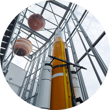 Expozice s raketou SLS