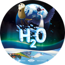 Promo plak&aacute;t k filmu H2O: Když voda vypr&aacute;v&iacute; s postavami Sednou a Toklem na pozad&iacute; modr&eacute; planety.
